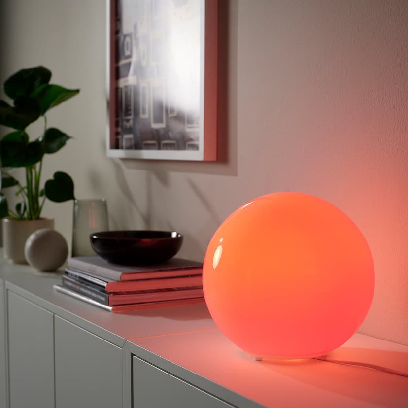 FADO / KAJPLATS — Lampa stołowa z żarówką, smart barwne i białe spektrum,