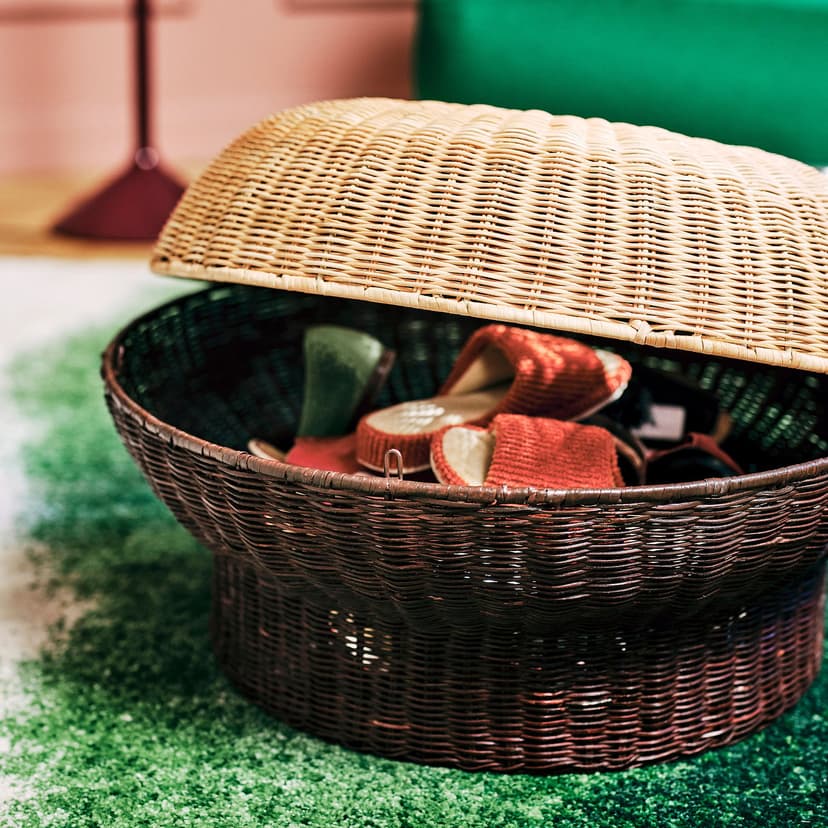 IKEA PS 2026 — Podnóżek ze schowkiem, rattan brązowoczerwony,