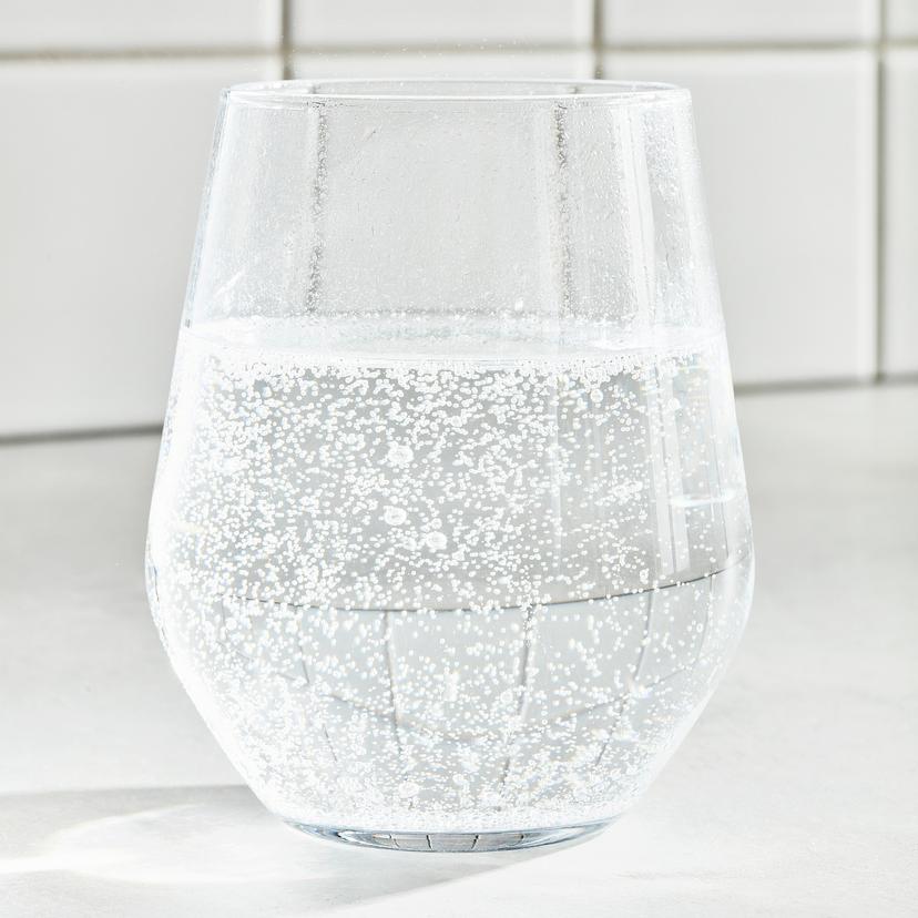 ISKUB — Газированный безалкогольный напиток со вкусом лимона/лайма, с сахаром и подсластителями.