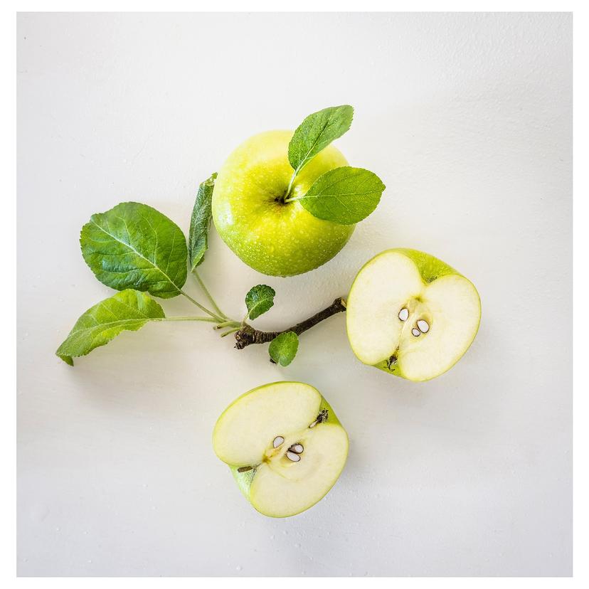 LÖVSKOGSLUND — Ароматическая свеча в стеклянном флаконе, яблочно-светло-зеленый цвет.