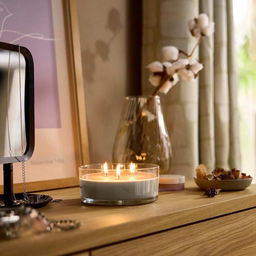 LOTSFÅGEL — Świeca zapachowa w szkle/3 knoty, drzewo sandałowe & paczula brązowy,