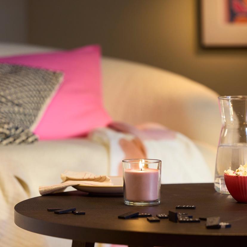 LOTSFÅGEL — Świeca zapachowa w szkle, czerwone owoce jagodowe jasnoróżowy,