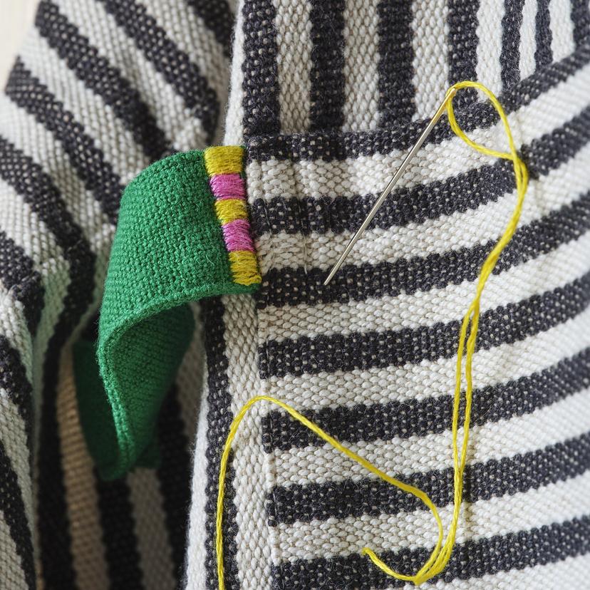 MÄVINN — фартук, черный белый/полоска, 92x90 см