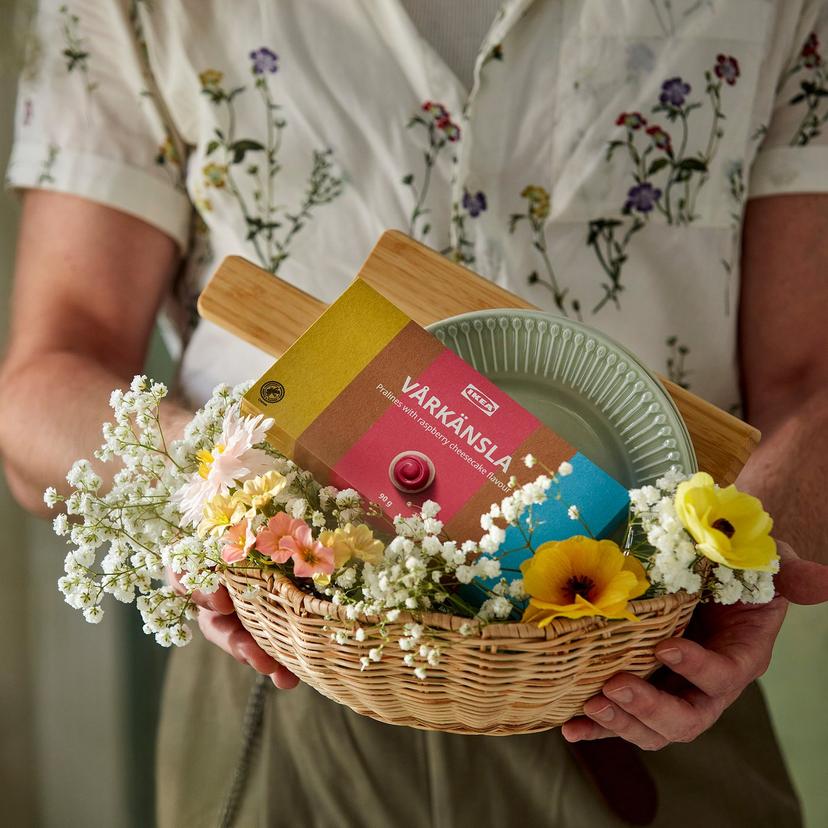 VÅRKÄNSLA — Bombonierka z czekoladkami, praliny w białej czekoladzie o smaku malinowego sernika,